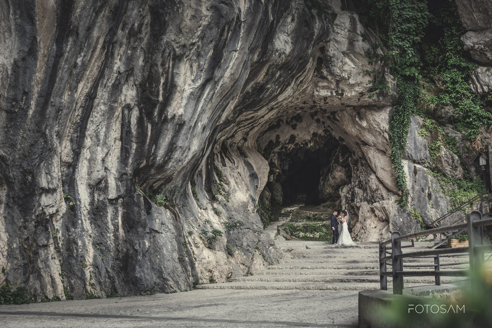 gli-sposi-davanti-alla-grotta