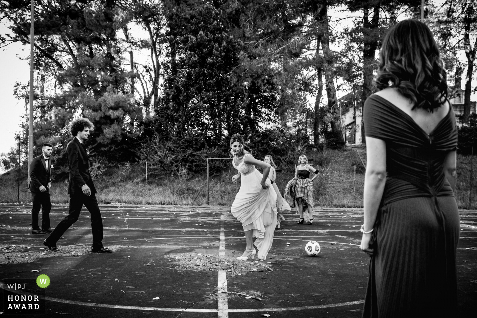 Sposi che giocano a calcio.