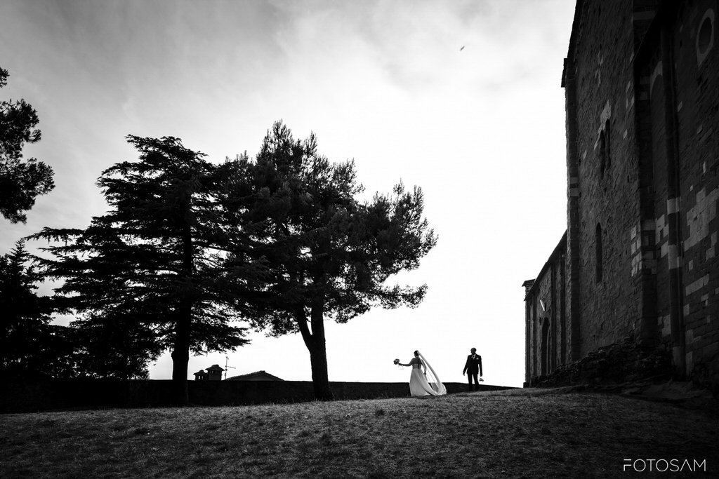 sposi-che-camminano-sotto-gli-alberi-nel-paesaggio-di-san-leo