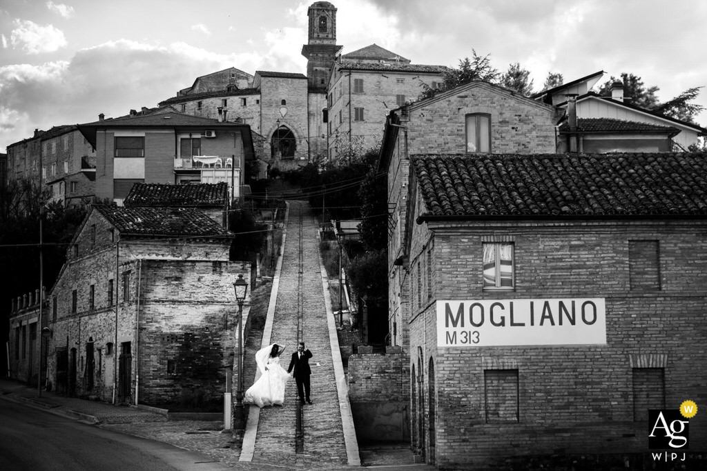 sposi-centro-mogliano-con-paese-sfondo