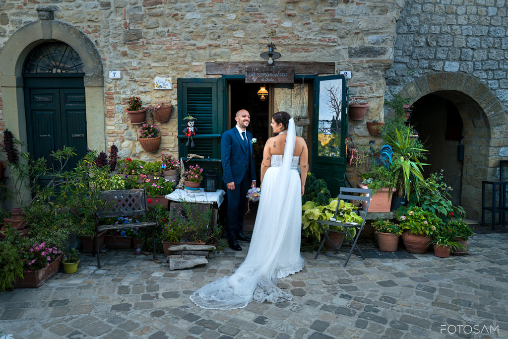 sposi-nel-cortile-di-una-location-storica-a-san-leo