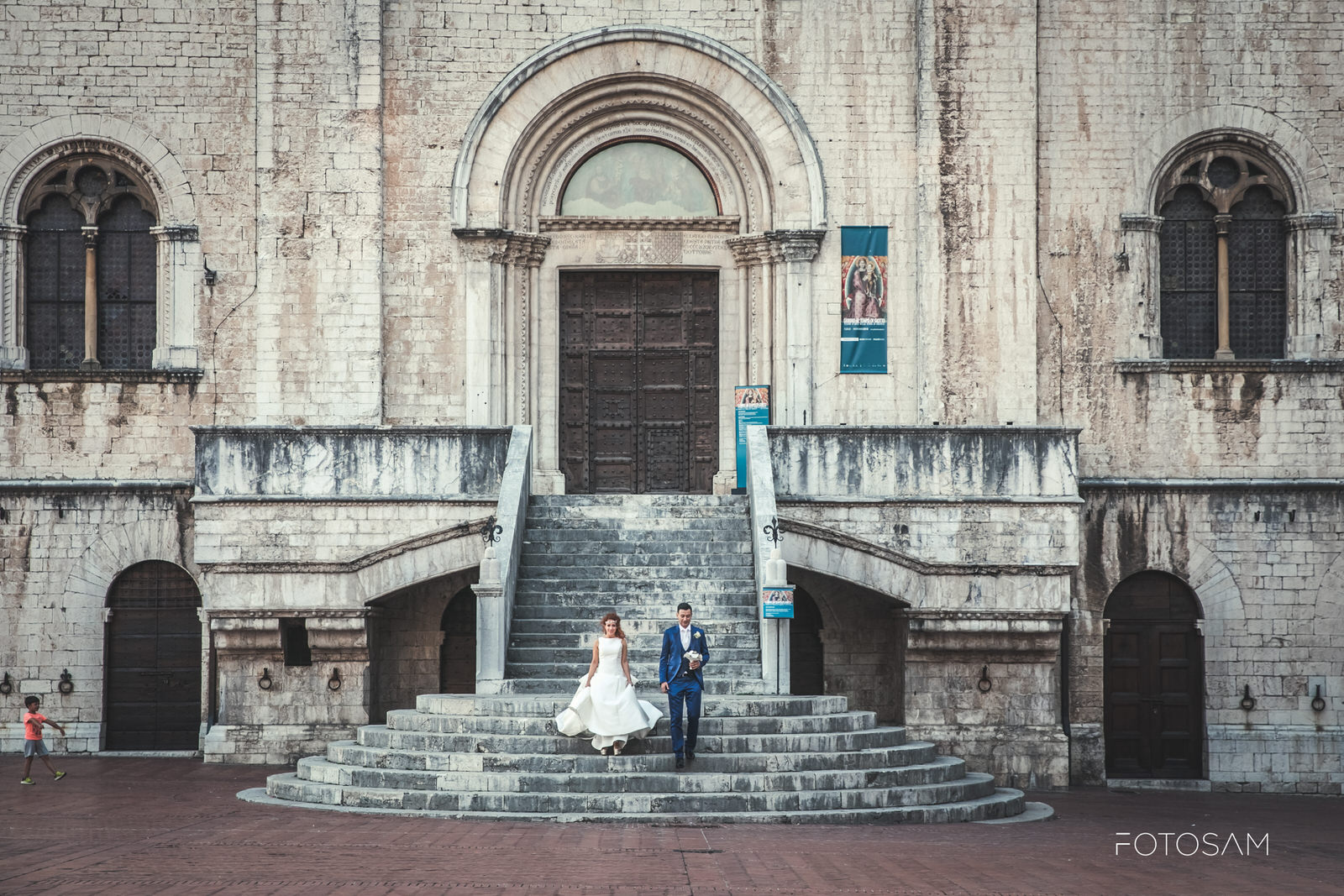 sposi scendono la scalinata del palazzo dei consoli
