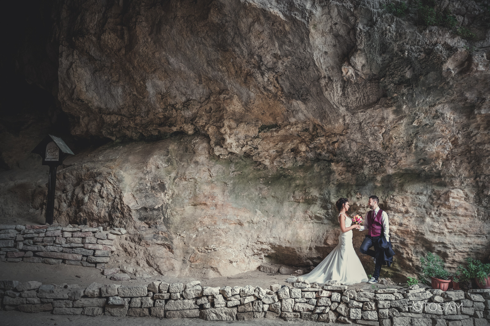 sposi-davanti-alla-parete-della-grotta