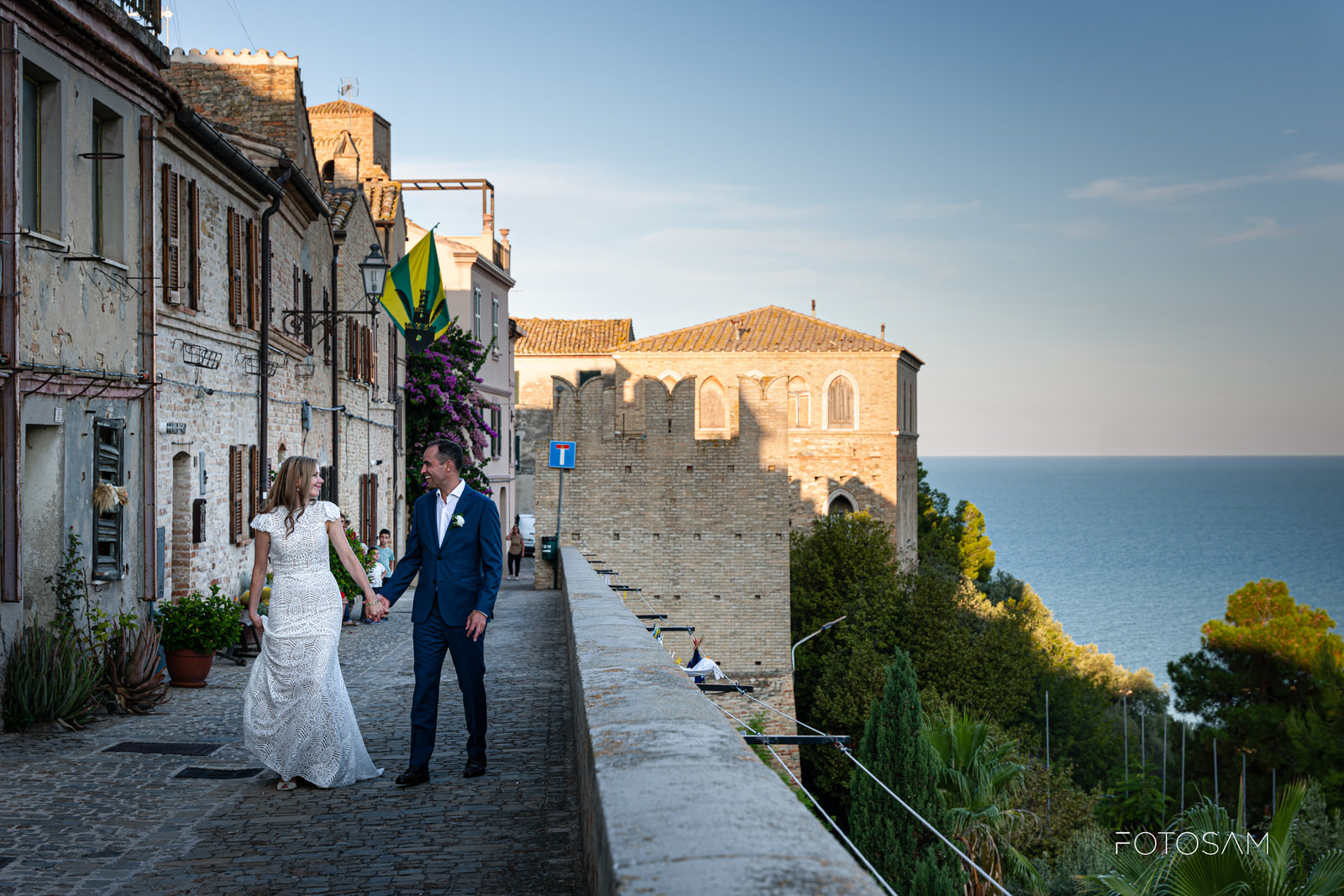 sposi passeggiano a torre di palme