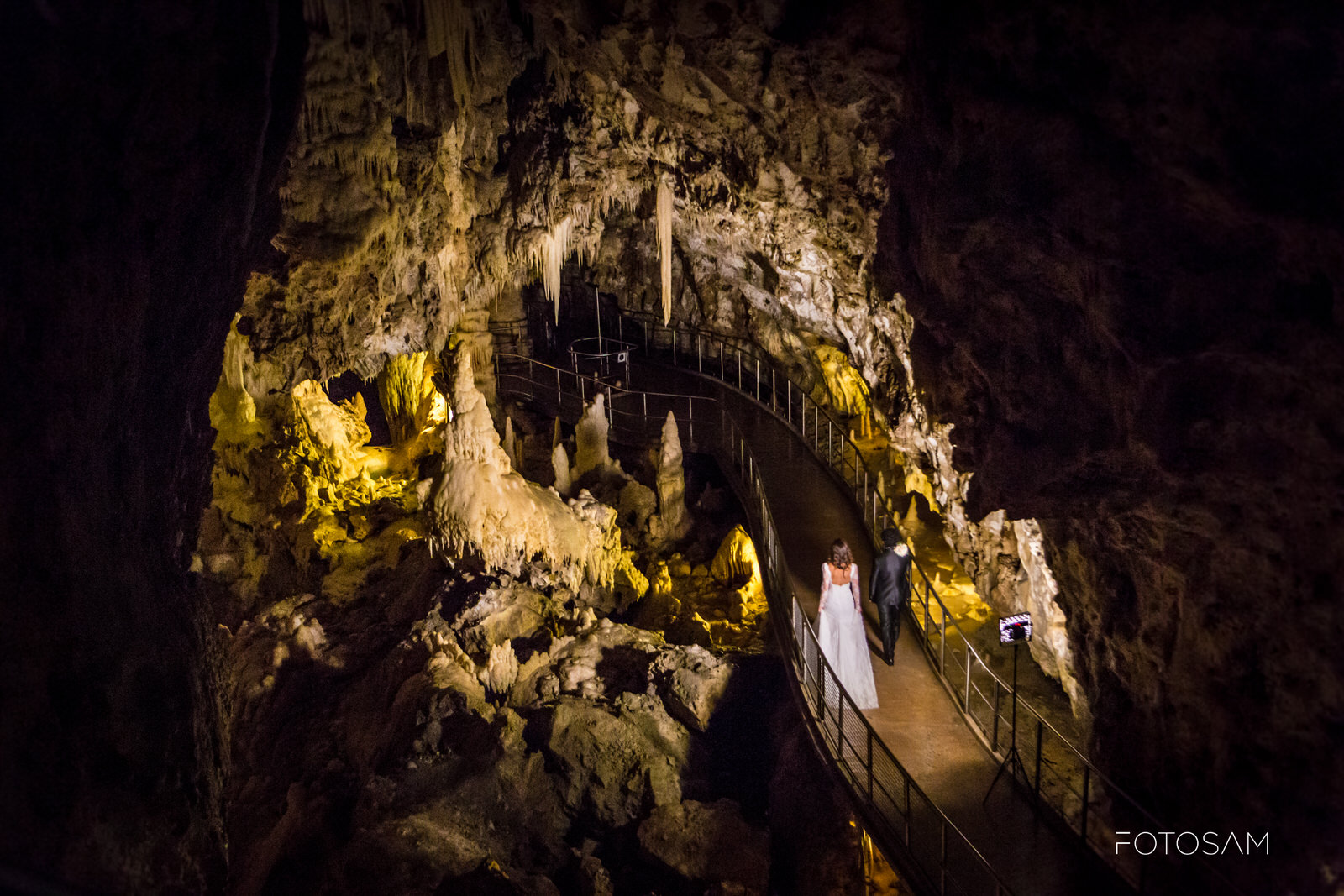 sposi-camminano-nel-percorso-sotterraneo
