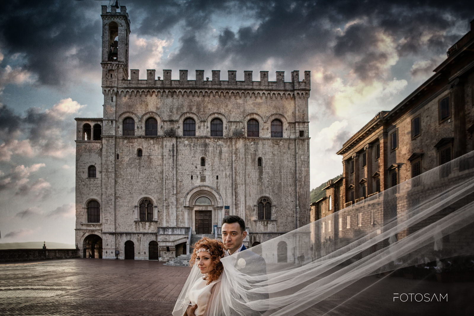 sposi in piazza grande Gubbio