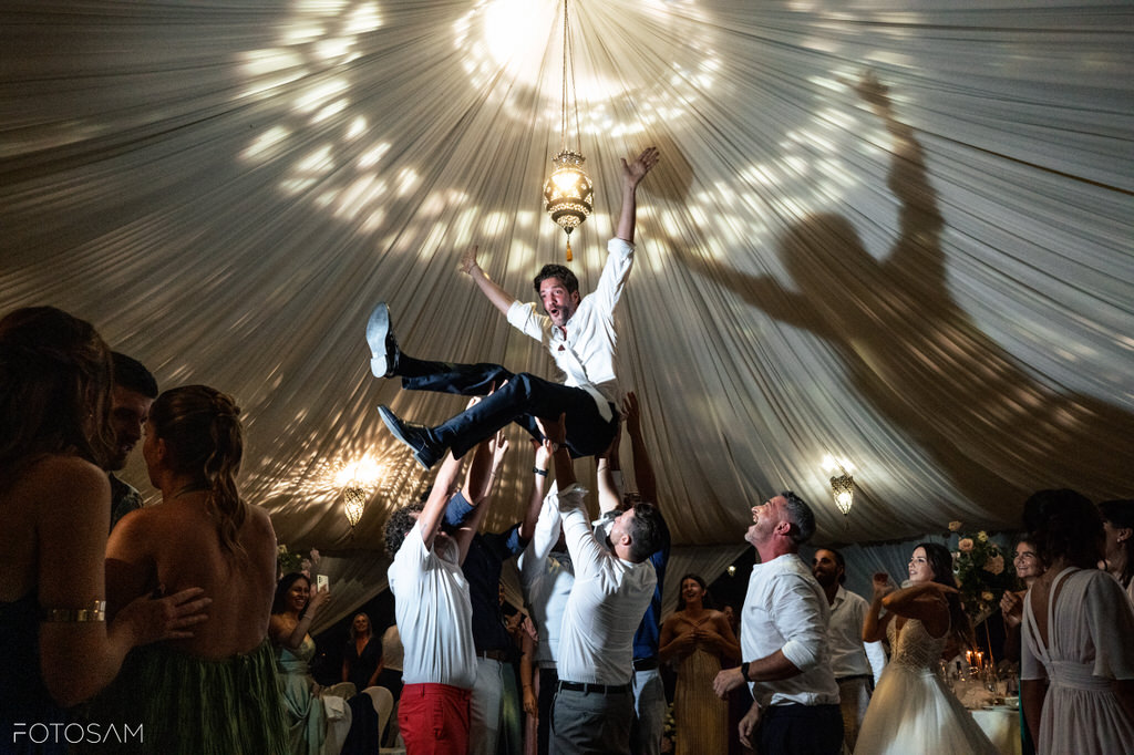 Gli sposi vengono sollevati in aria durante i festeggiamenti, in un matrimonio nel Montefeltro pieno di energia