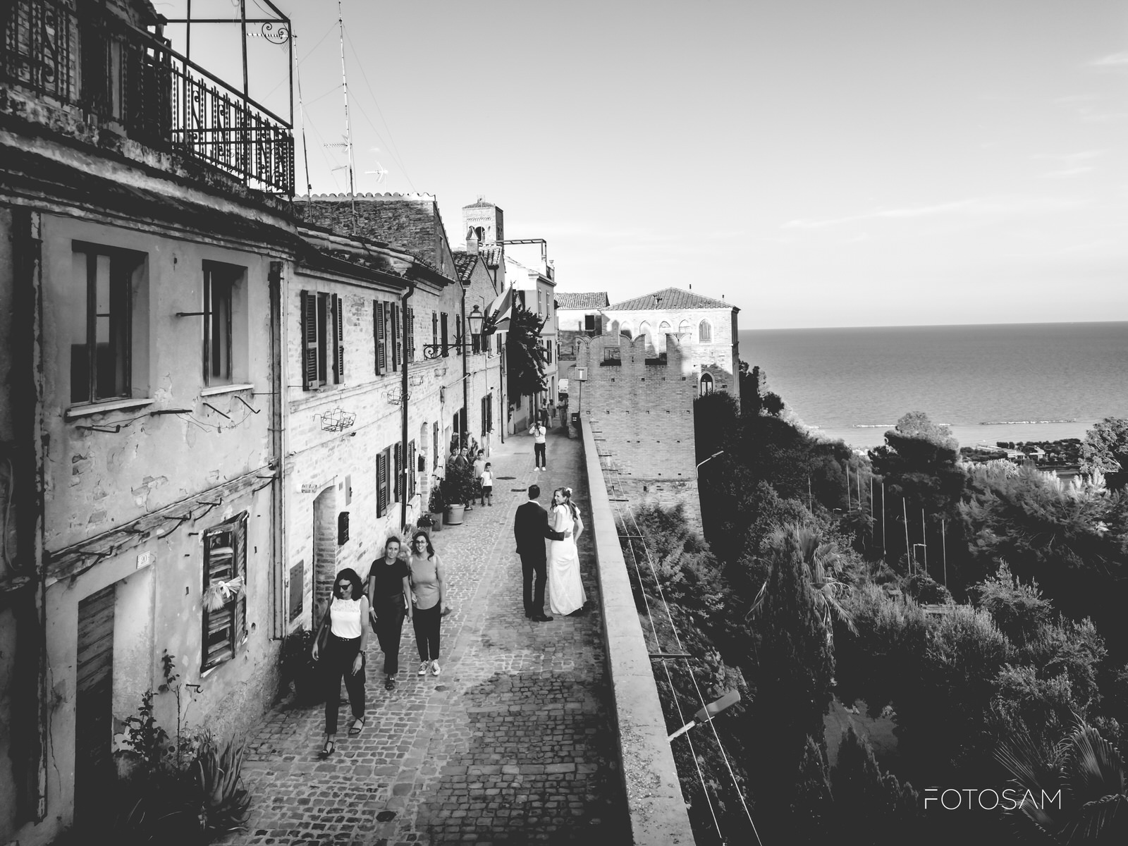 sposi lungo le mura di torre di palme