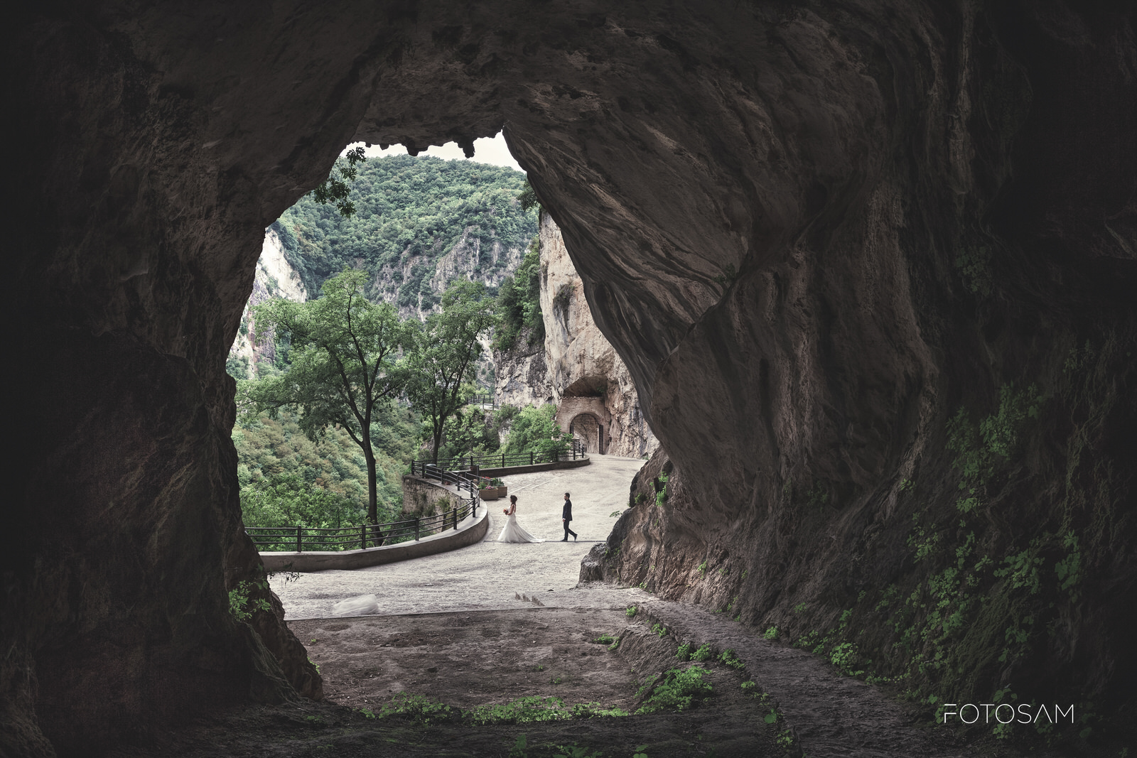 sposi-visti-dall'interno-della-grotta