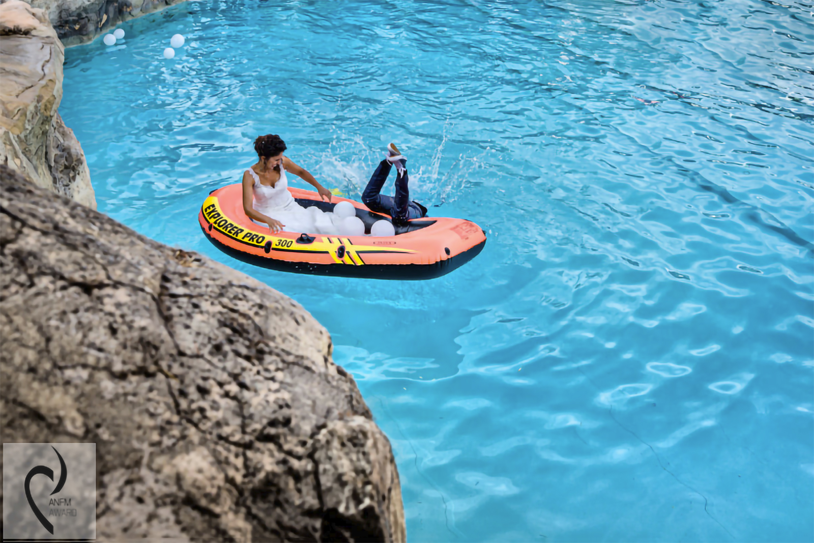 Lo sposo cade in piscina, dal gommone.