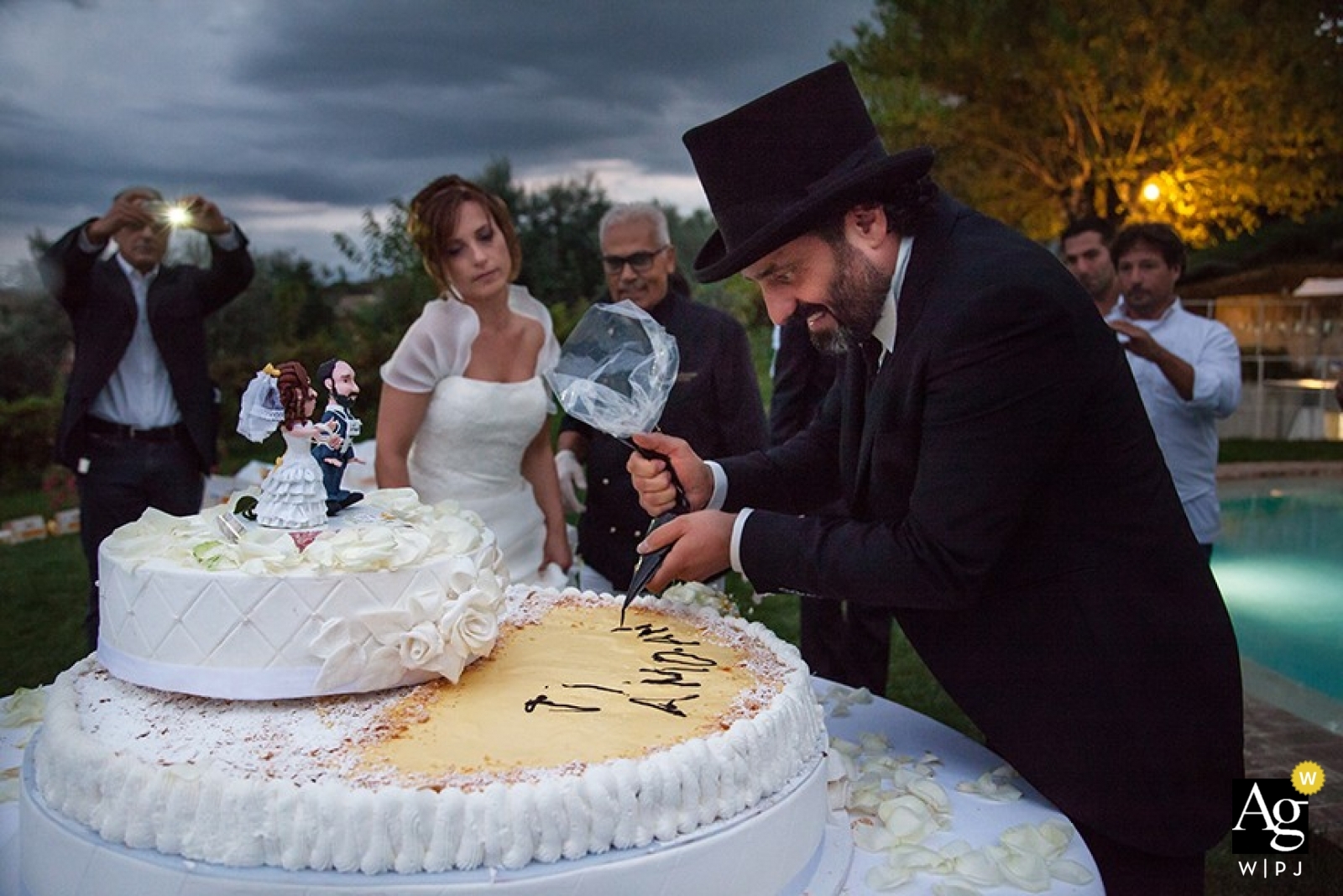 Lo sposo decora la torta.