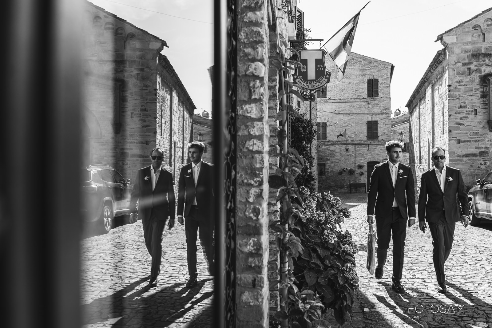 sposo raggiunge il luogo della cerimonia