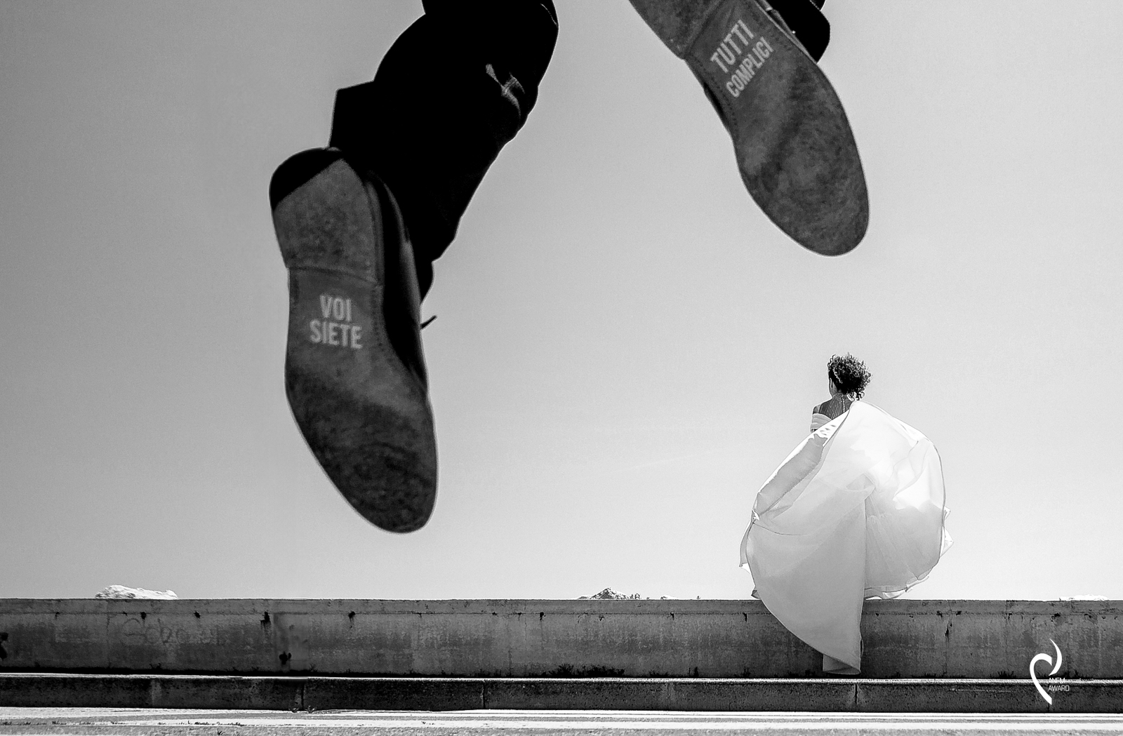 Lo sposo salta mostrando le scritte sotto le scarpe.