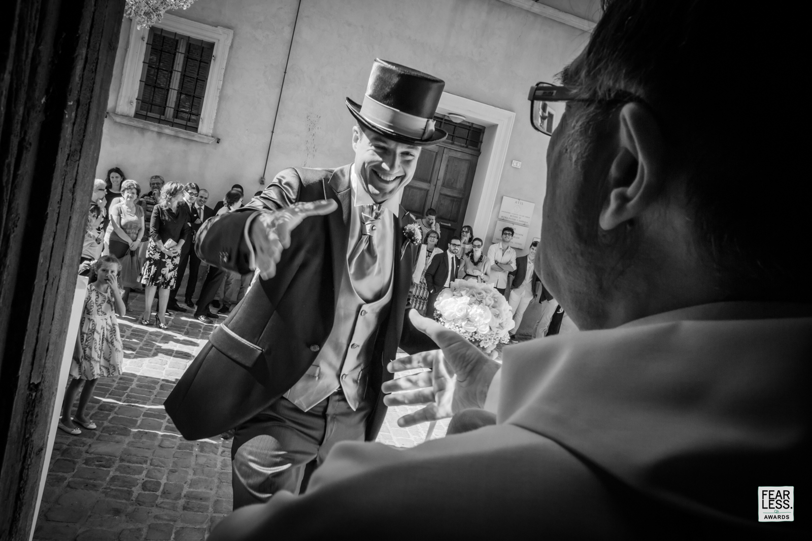 Lo sposo che va a stringere la mano del parroco