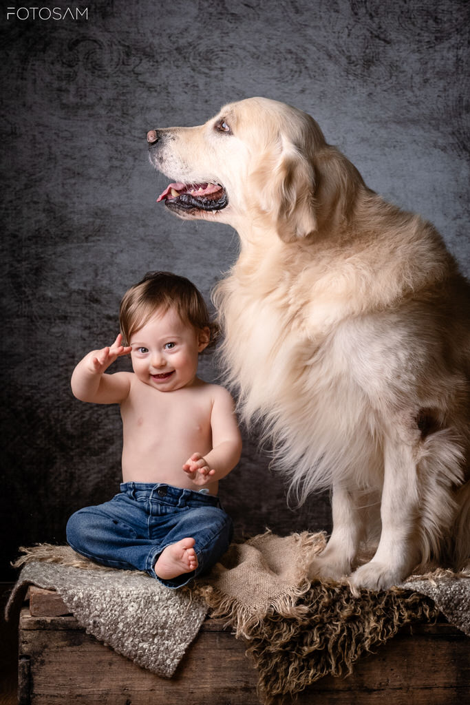 servizio-con-bambino-accanto-a-un-cane-grande-in-un-ritratto-di-studio-tenero-e-sincero