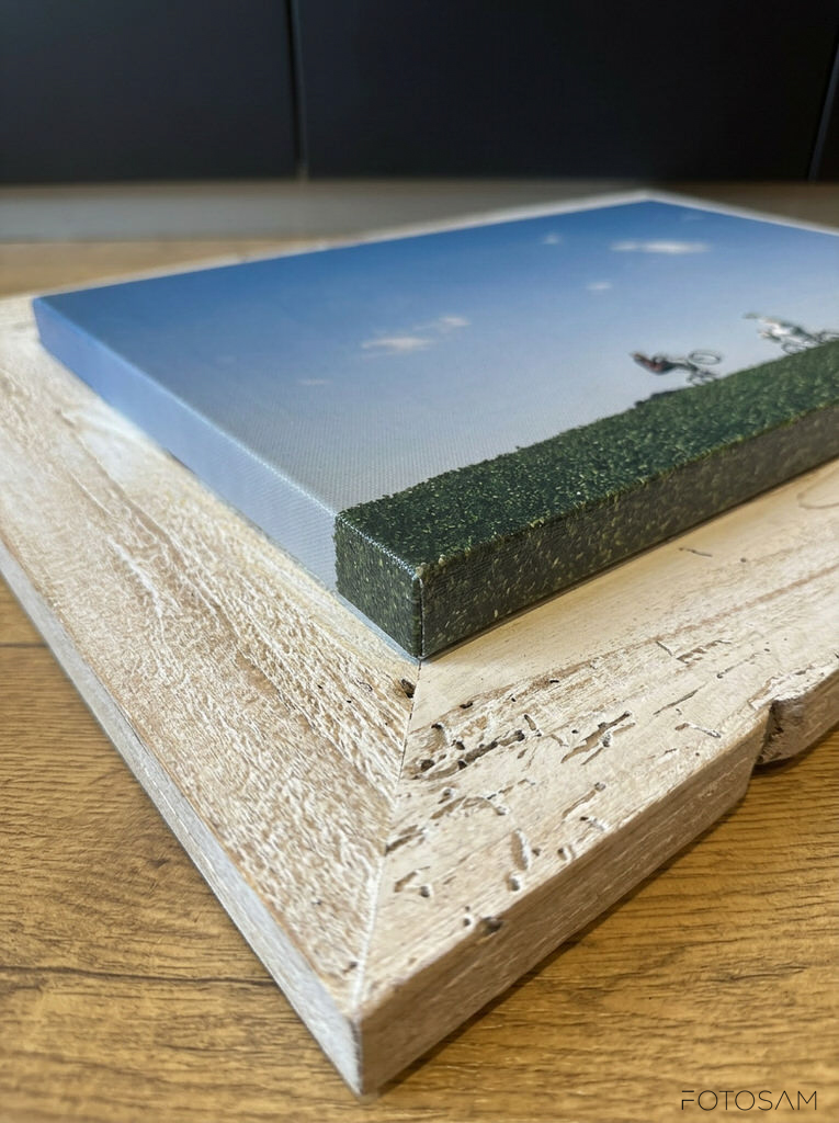 dettaglio-ravvicinato-di-stampa-su-tela-con-cornice-in-legno-e-finitura-professionale