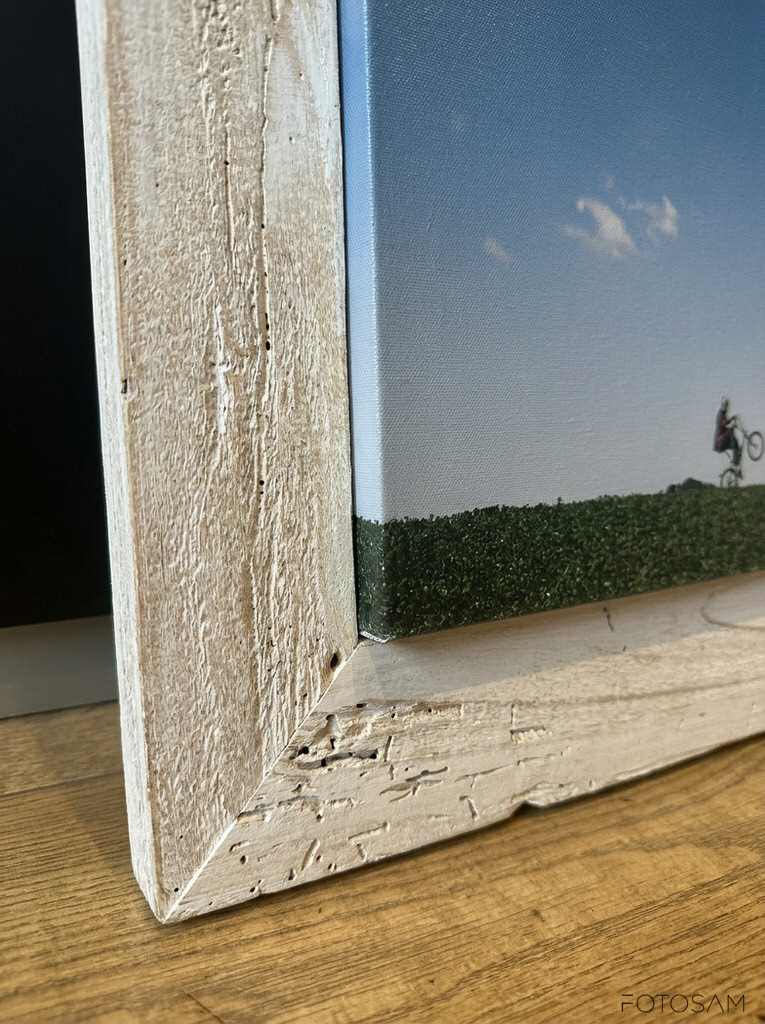 dettaglio-laterale-di-stampa-su-tela-con-spessore-e-cornice-in-legno-visibili