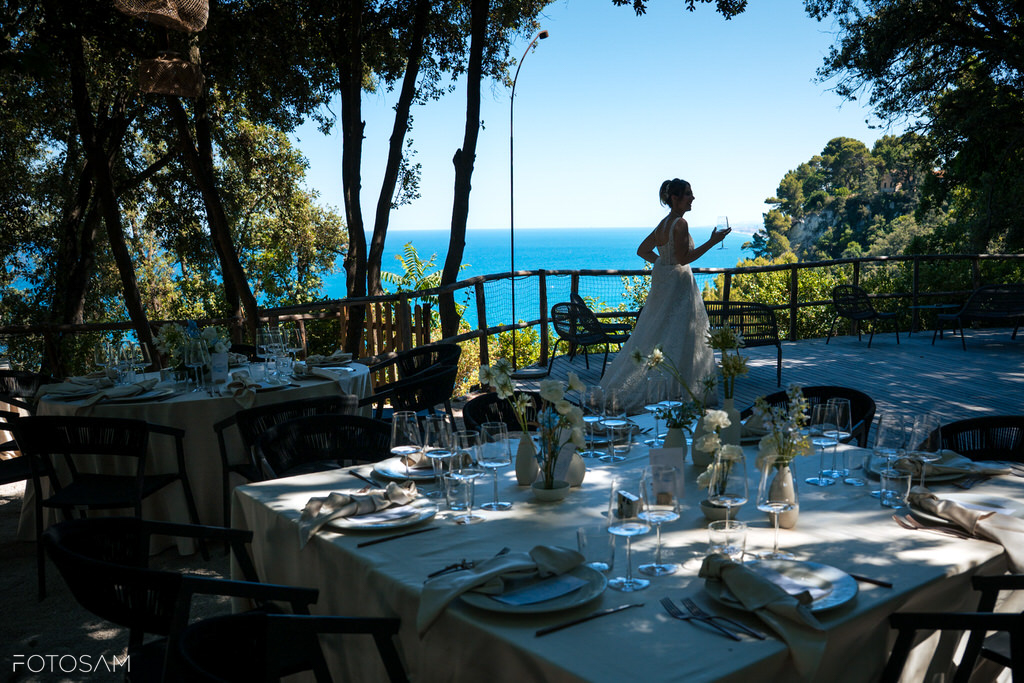 mise-en-place-all’aperto-con-vista-sul-mare-e-atmosfera-elegante
