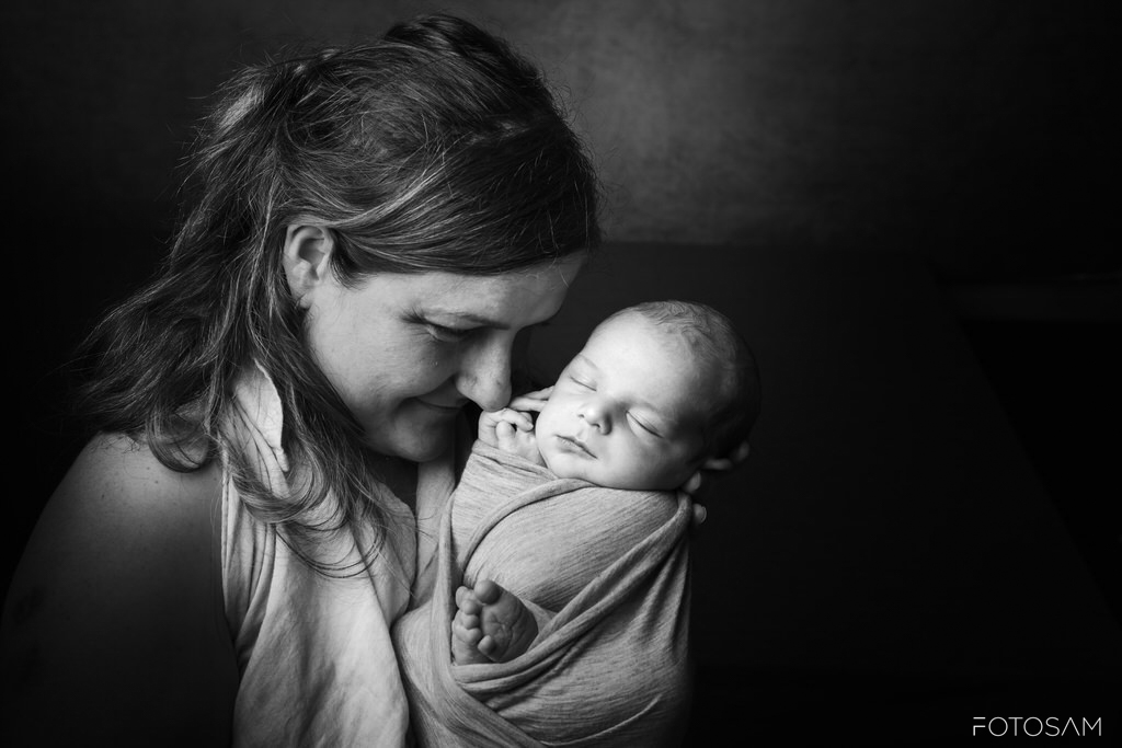 mamma-che-tiene-in-braccio-un-neonato-in-una-scena-delicata