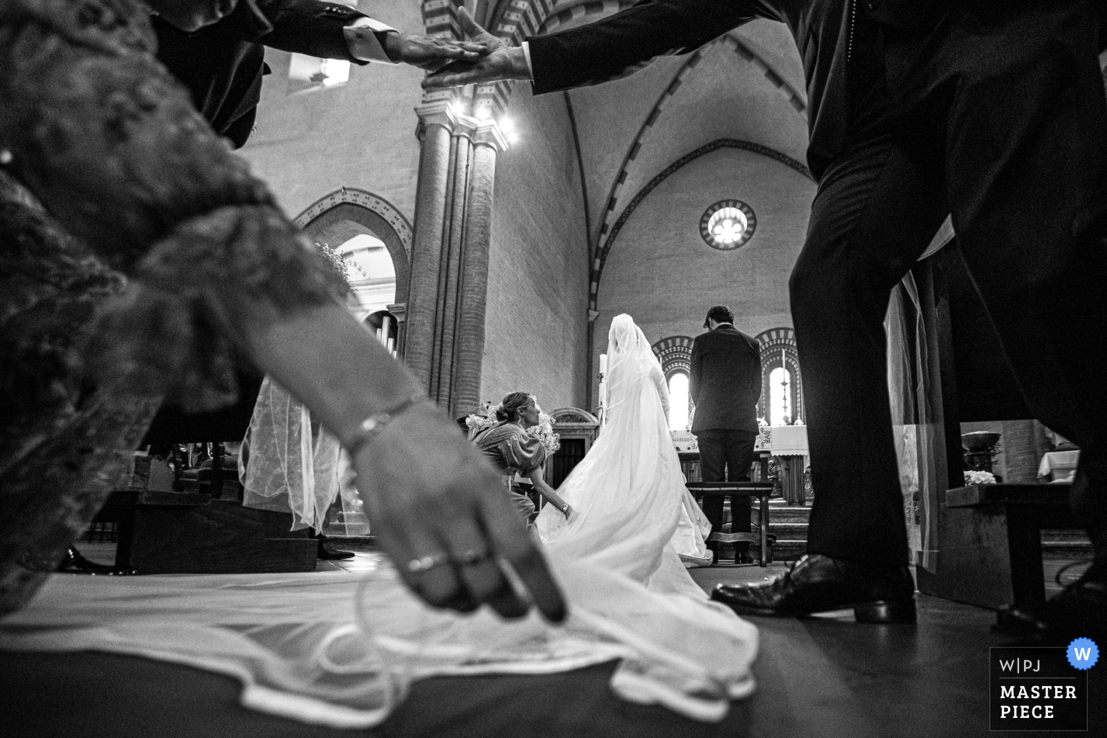 La testimone sistema il velo della sposa.