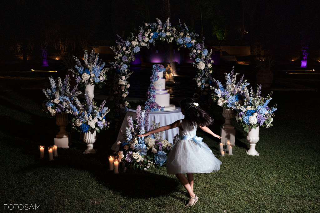 Wedding Cake in giardino