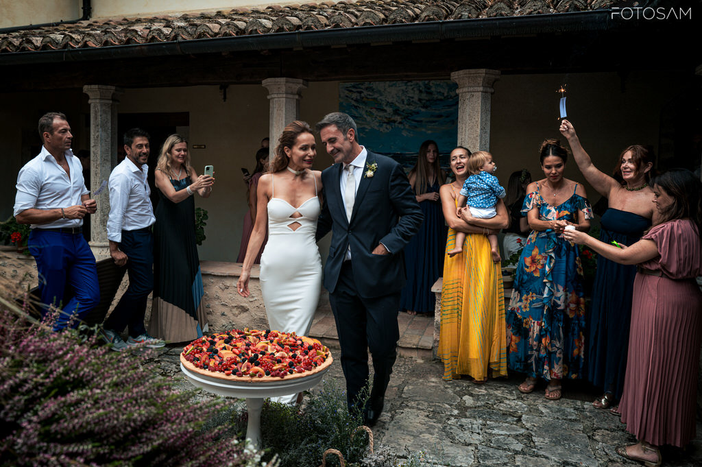 Momento torta nel chiostro del Convento con gli invitati