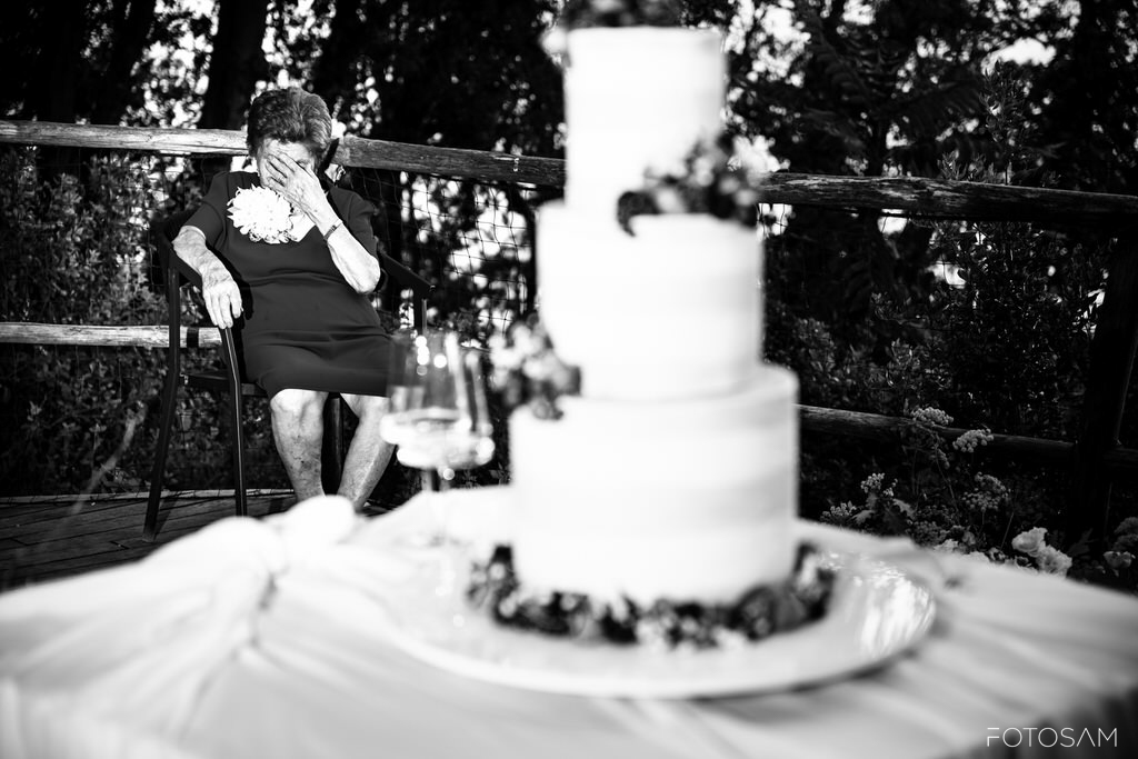 torta-nuziale-in-primo-piano-durante-il-momento-della-festa