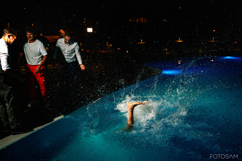 Lo sposo si tuffa in piscina a fine serata, chiudendo in allegria un matrimonio indimenticabile
