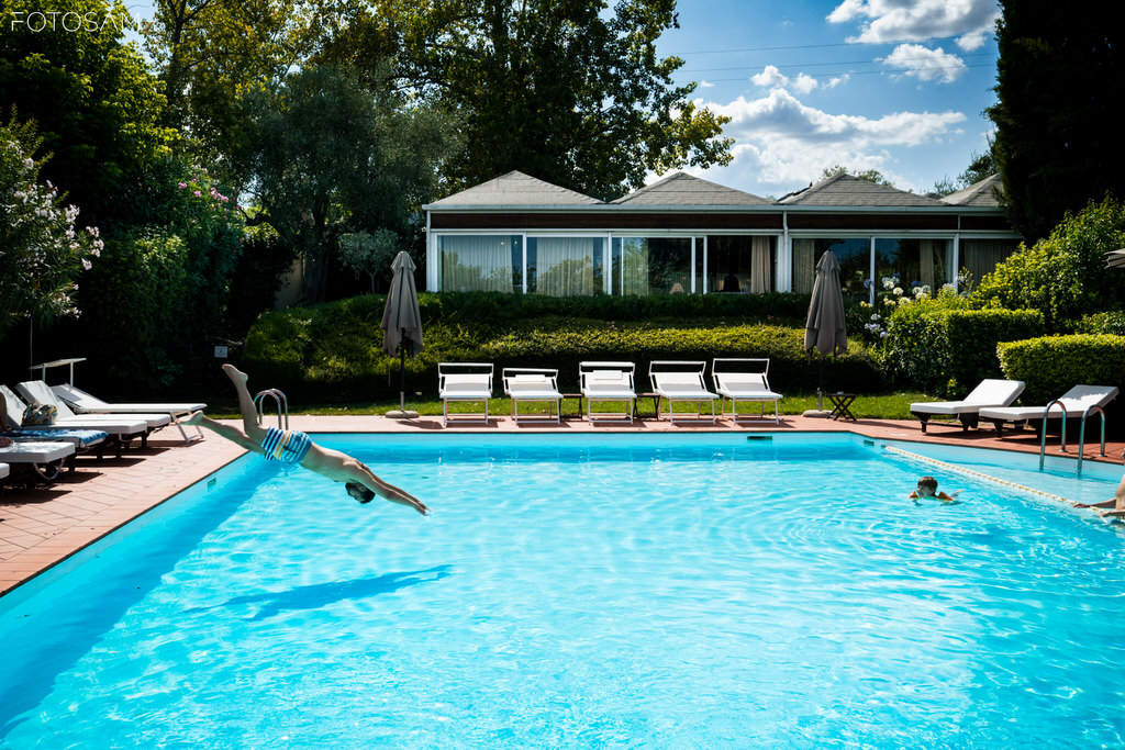 Vista rilassante sulla piscina, perfetta per una pausa prima della cerimonia