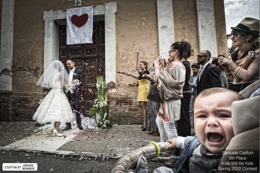 sposi-chiesa-folla-festeggia