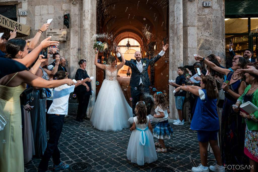 sposi festeggiati da parenti e amici all uscita della chiesa a spoleto