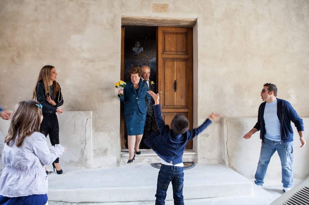 scatto spontaneo di coppia durante servizio fotografico anniversario