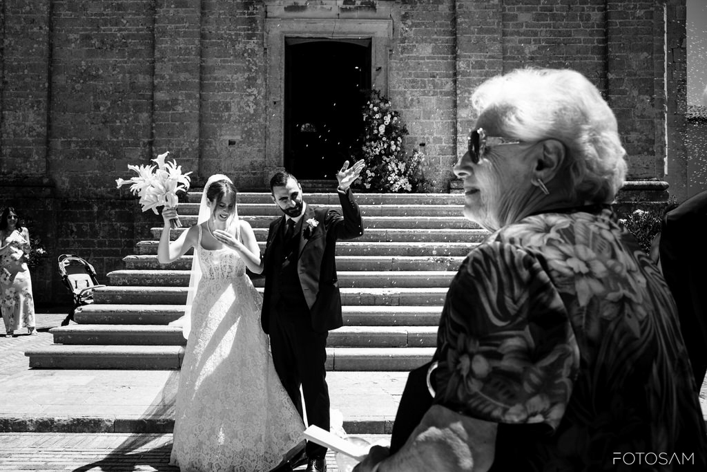 gli-sposi-escono-tra-gli-applausi-e-la-festa-degli-ospiti