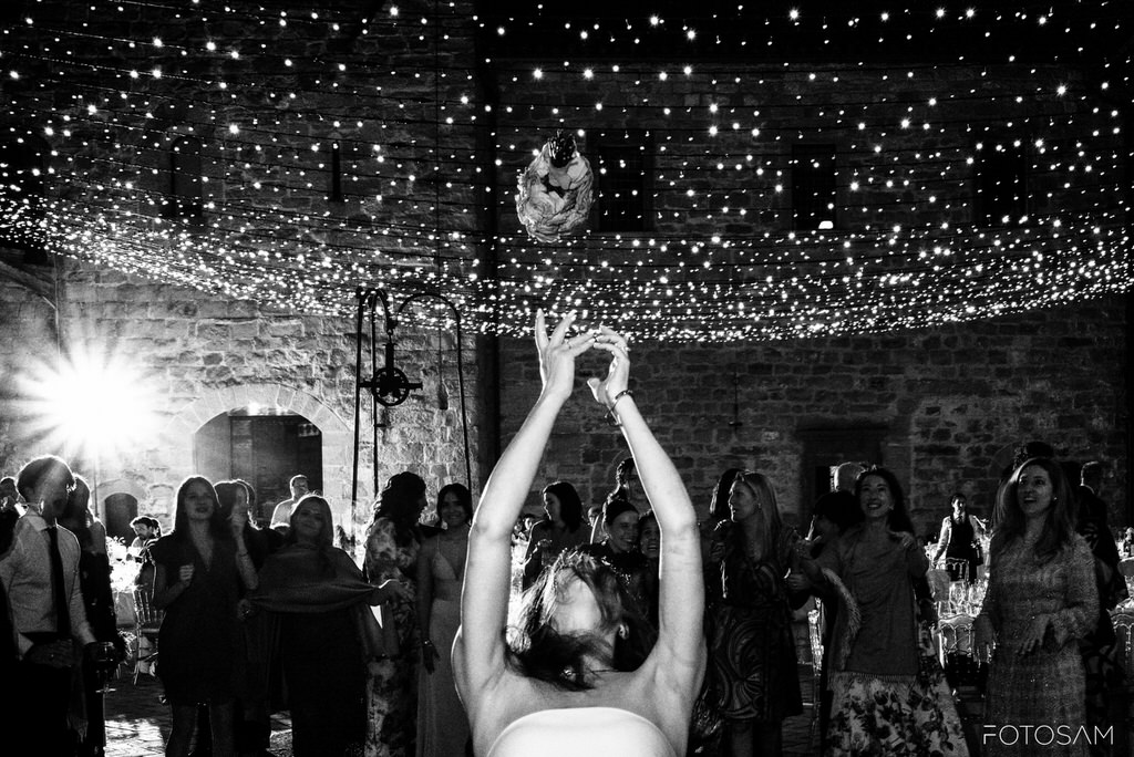 Matrimonio a Rocca D'Ajello, lancio del bouquet