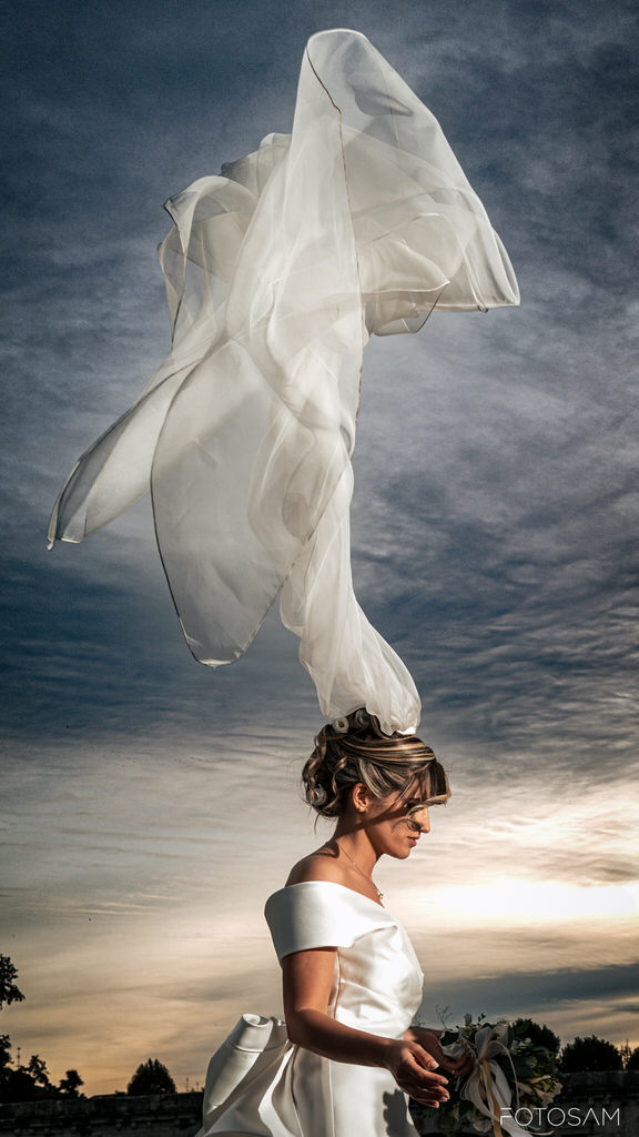 ritratto-verticale-della-sposa-con-velo-che-si-solleva-tenuta-mara