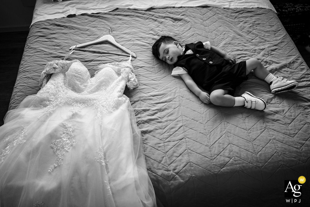 vestito-sposa-letto-con-bimbo-che-dorme