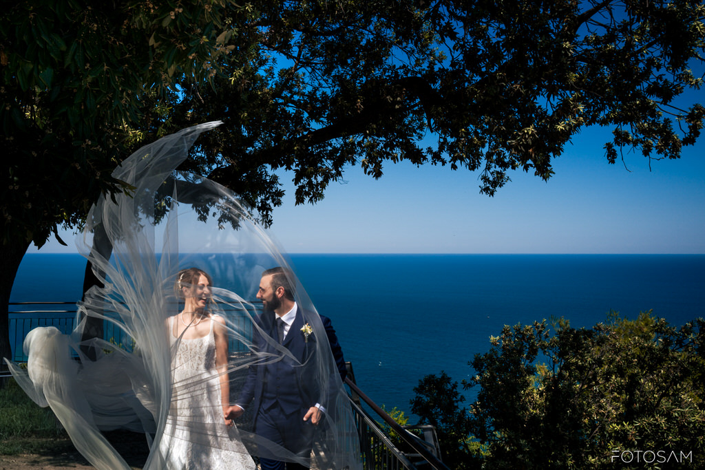 gli-sposi-con-il-mare-del-conero-sullo-sfondo